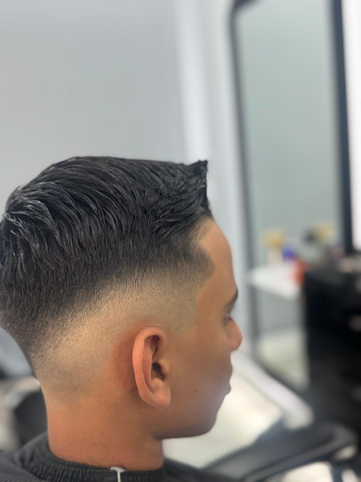 Moderner Herrenhaarschnitt